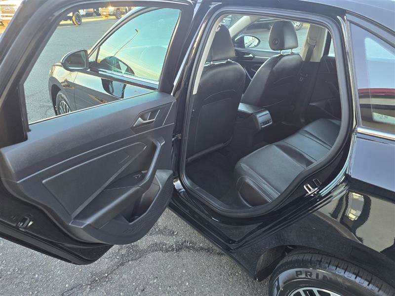 Used 2019 Volkswagen Jetta SE w/ Cold Weather Package FWD image 17