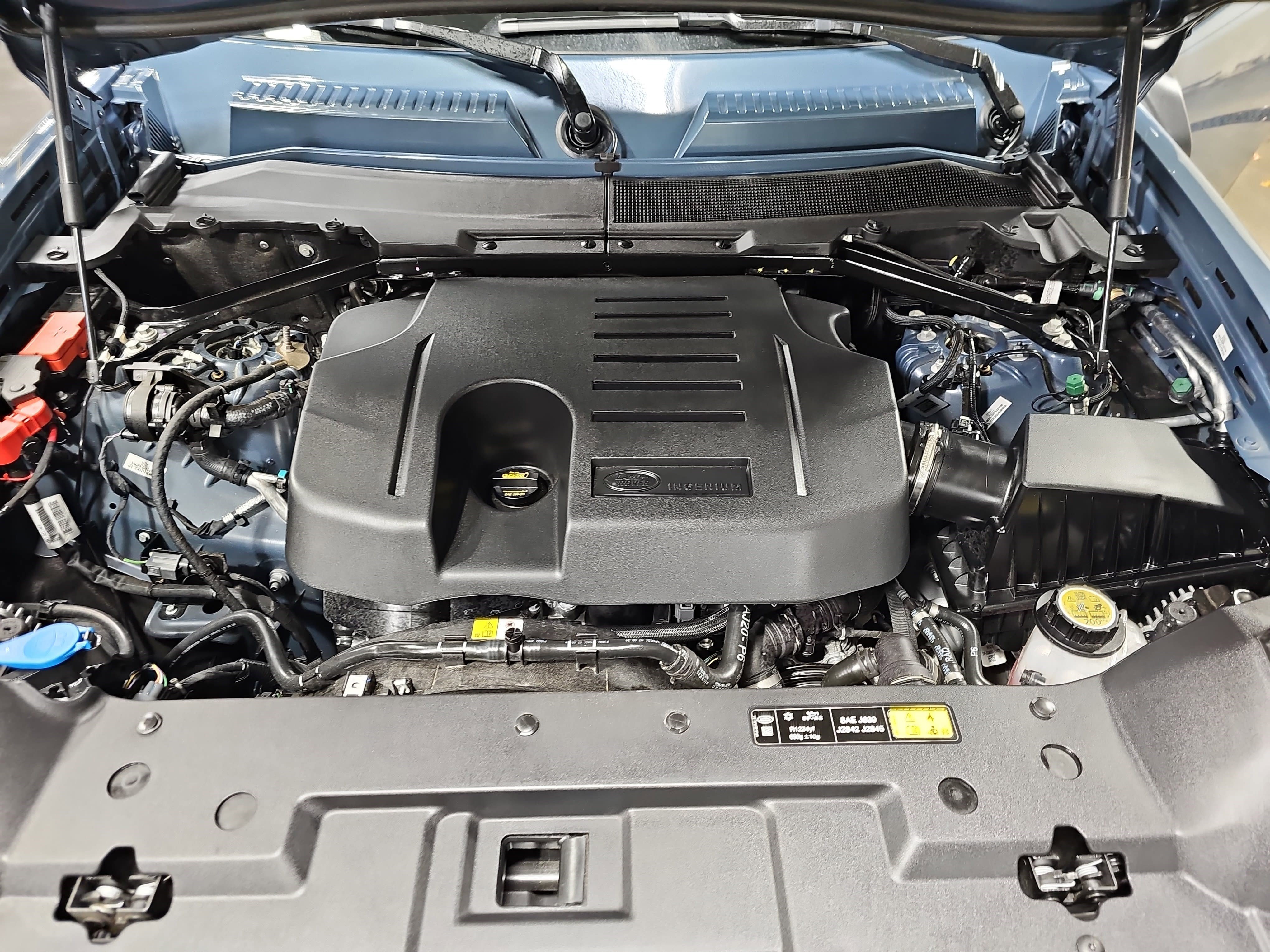 Used 2025 Land Rover Defender 90 X-Dynamic SE image 33