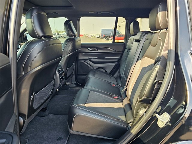 Used 2025 Jeep Grand Cherokee Altitude image 13