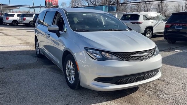 Used 2022 Chrysler Voyager LX image 7