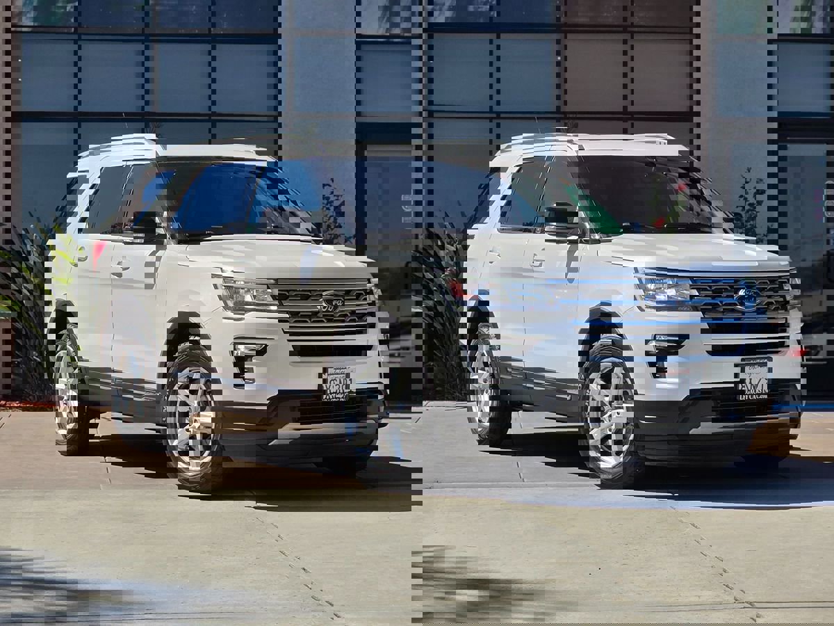 Used 2018 Ford Explorer XLT w/ Equipment Group 201A image 3