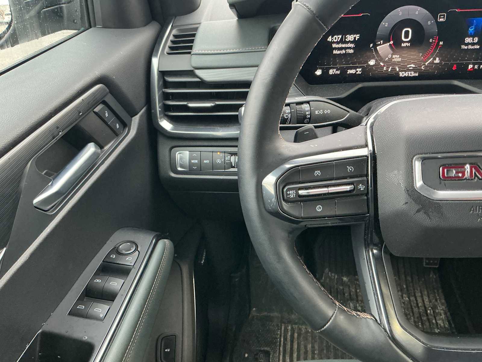 Used 2024 GMC Acadia AT4 w/ Luxury Package image 10