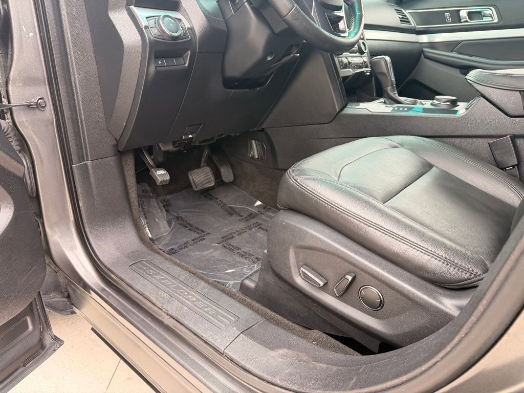 Used 2016 Ford Explorer XLT w/ Equipment Group 202A AWD/4WD image 28