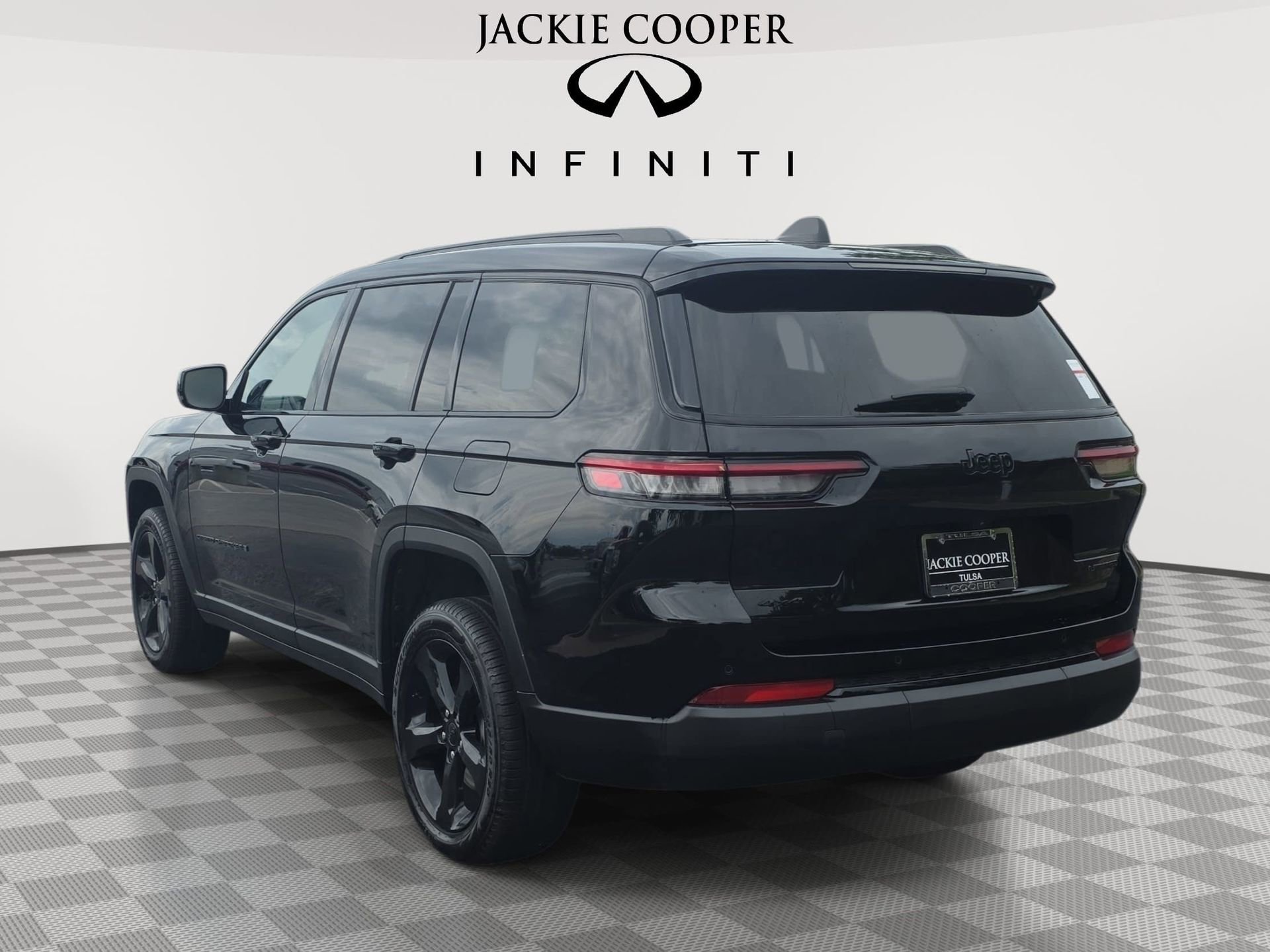 Used 2025 Jeep Grand Cherokee L Limited w/ Black Appearance Package AWD/4WD image 7