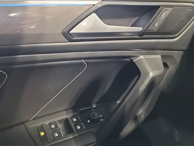Used 2023 Volkswagen Tiguan SE R-Line AWD/4WD image 17