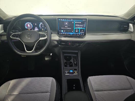 Used 2025 Volkswagen Tiguan SE FWD image 11