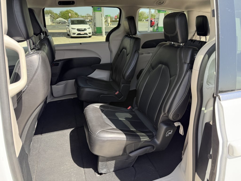 Used 2023 Chrysler Pacifica Touring-L FWD image 13
