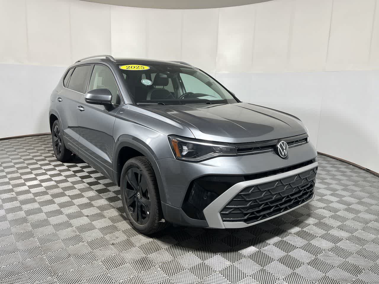 Used 2025 Volkswagen Taos SE w/ Black Wheel Package FWD image 2
