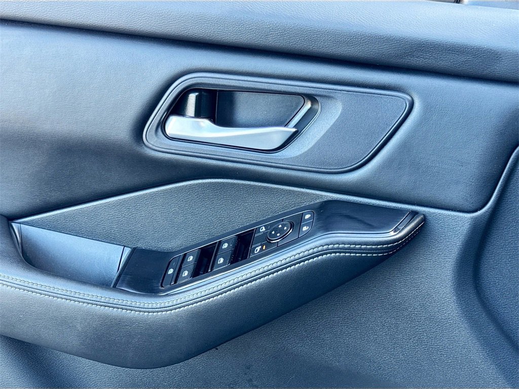 Used 2024 Nissan Rogue SV image 23