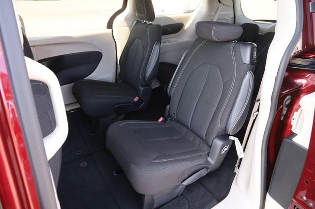 Used 2023 Chrysler Voyager LX image 10