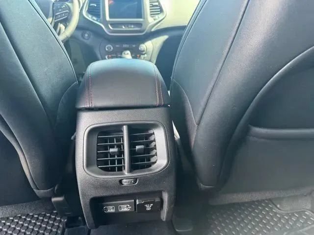 Used 2022 Jeep Cherokee Trailhawk w/ Comfort/Convenience Group AWD/4WD image 19
