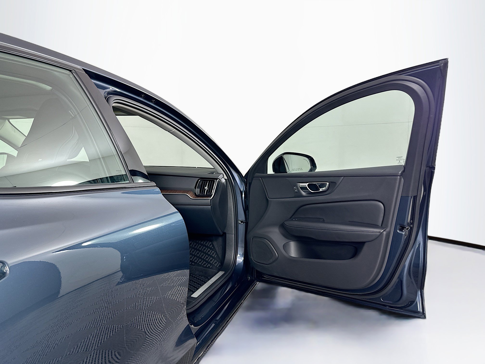 Used 2023 Volvo S60 T8 Plus image 32