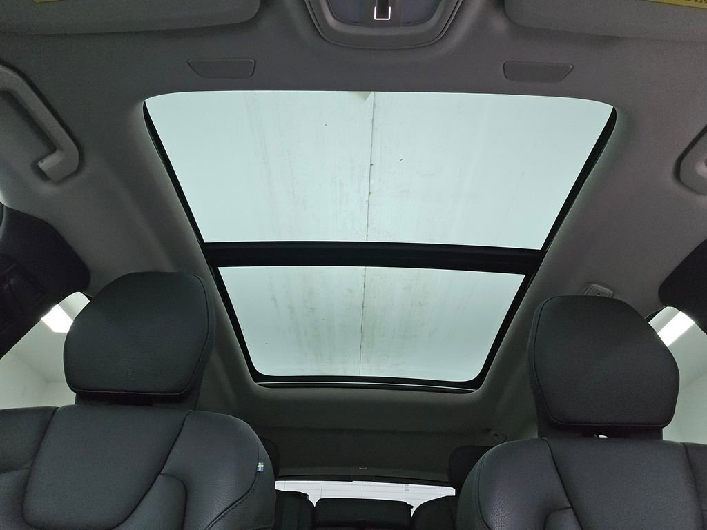 Used 2025 Volvo V60 B5 Cross Country Plus image 4