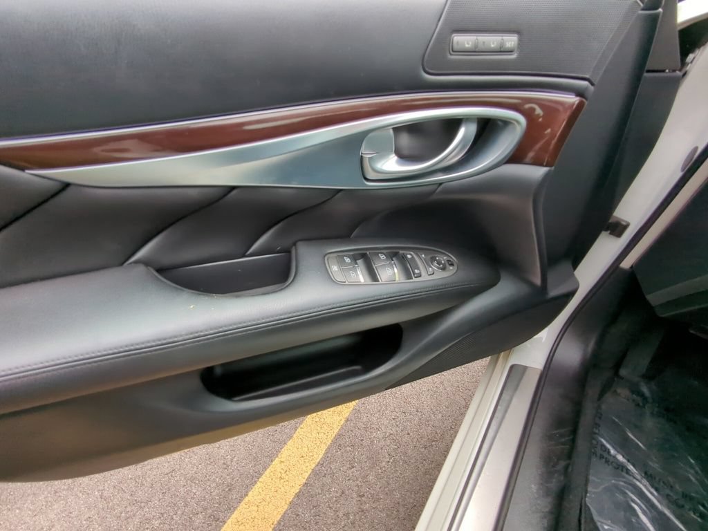 Used 2016 INFINITI Q70 3.7 AWD/4WD image 9