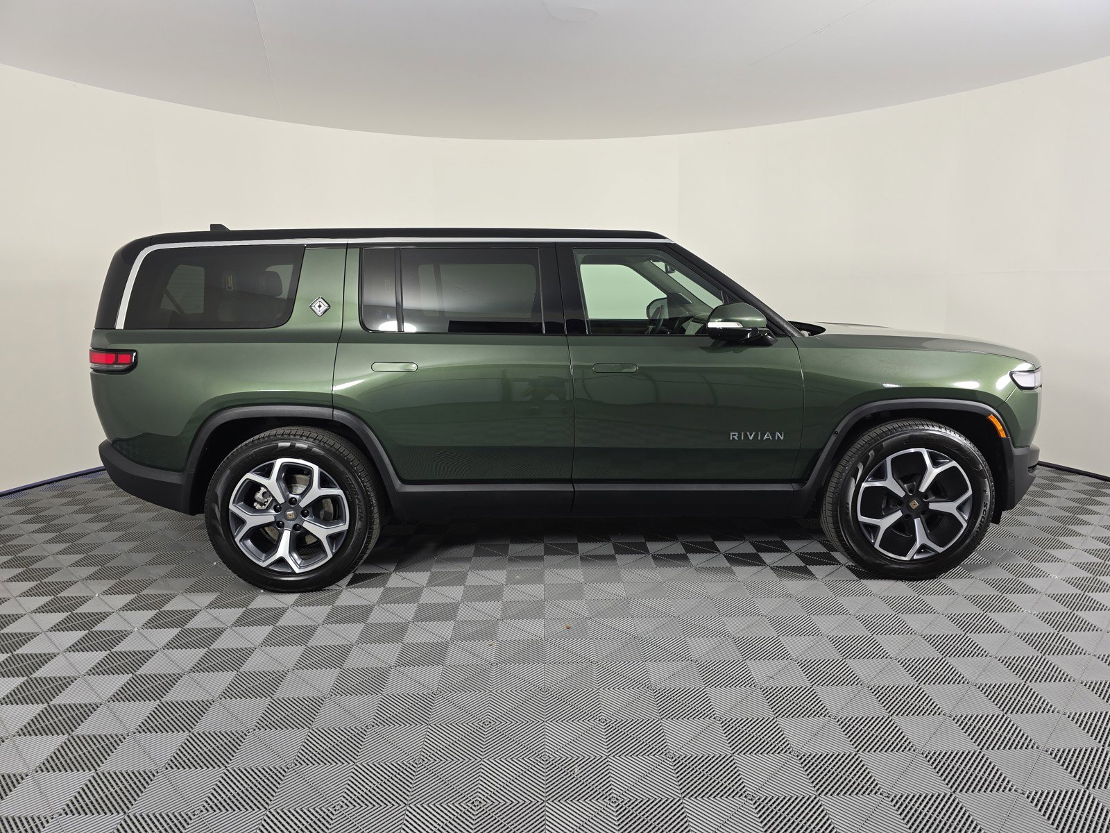 Used 2024 Rivian R1S Adventure AWD/4WD image 6
