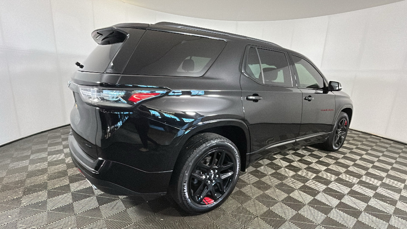 Used 2021 Chevrolet Traverse Premier w/ Redline Edition AWD/4WD image 3
