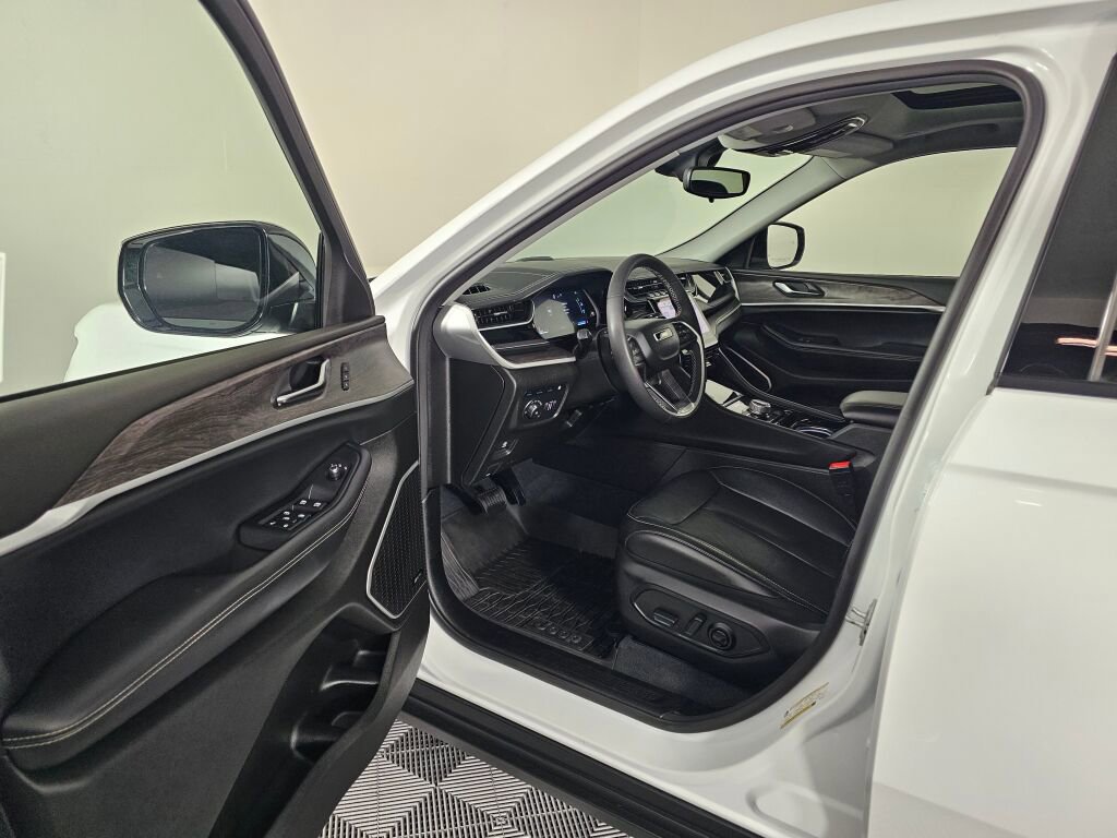 Used 2022 Jeep Grand Cherokee Limited 4xe w/ MOPAR Finishing Package image 17