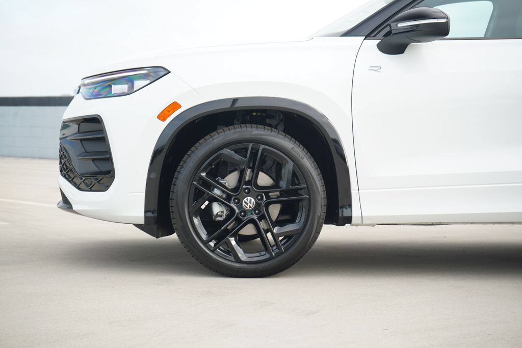 New 2026 Volkswagen Tiguan SE R-Line FWD image 2