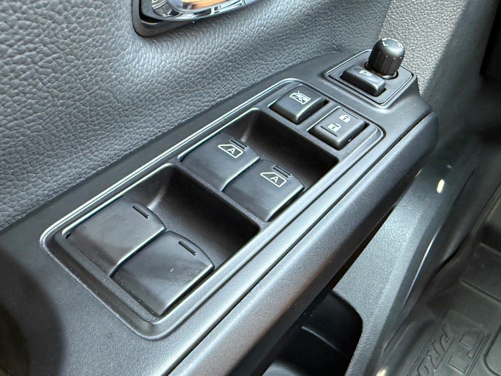 Used 2024 Nissan Titan PRO-4X w/ Pro-4x Convenience Package AWD/4WD image 15