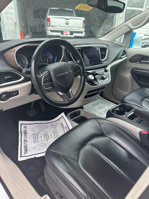 Used 2017 Chrysler Pacifica Touring-L FWD image 10