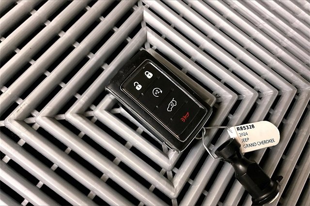 Used 2024 Jeep Grand Cherokee L Laredo image 10