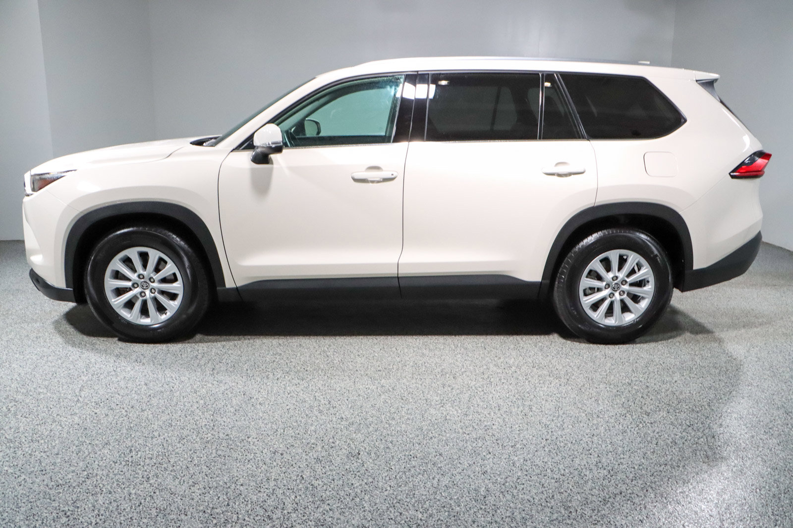 Used 2024 Toyota Grand Highlander XLE image 10
