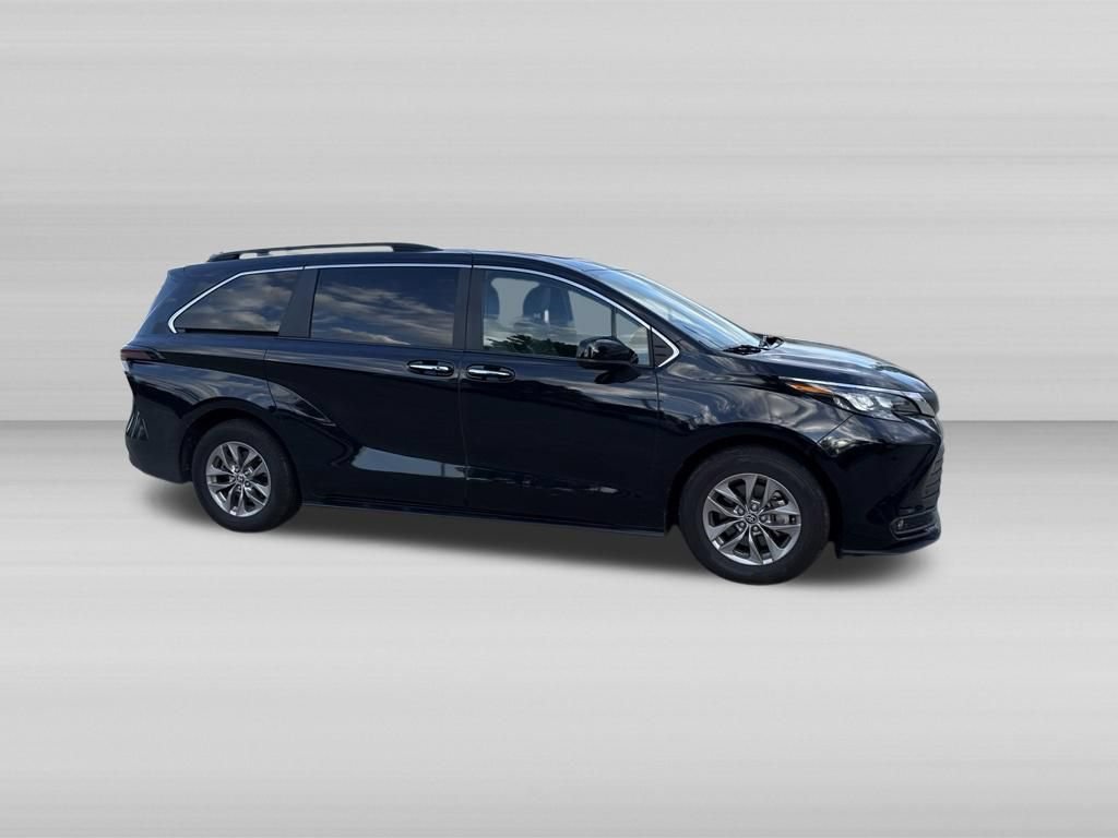 Used 2025 Toyota Sienna XLE FWD image 3