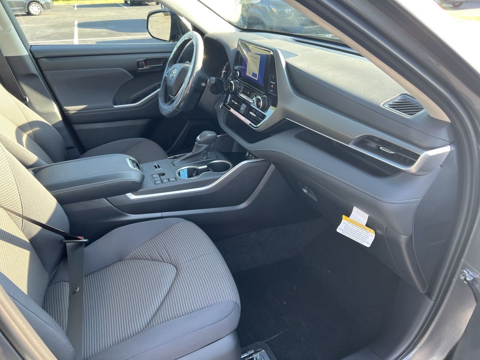 New 2024 Toyota Highlander LE FWD image 32