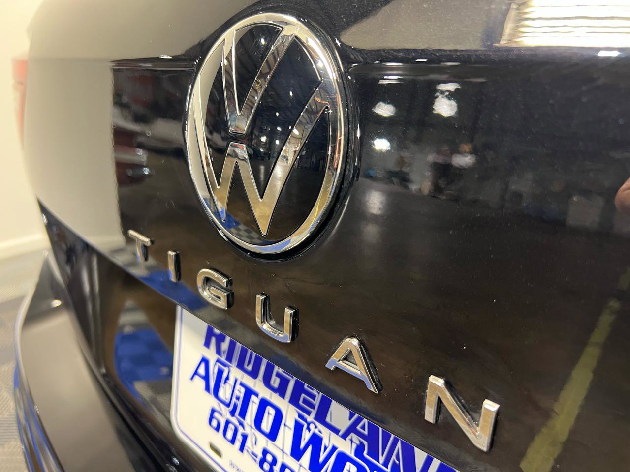 Used 2023 Volkswagen Tiguan SE R-Line FWD image 34