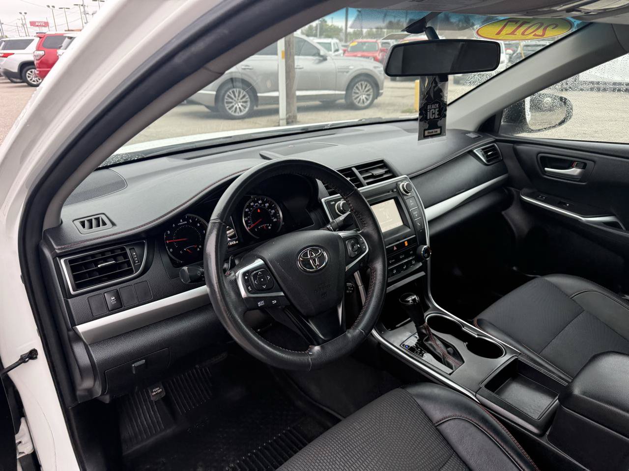 Used 2017 Toyota Camry SE w/ Moonroof Package FWD image 8