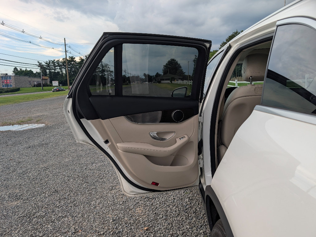 Used 2018 Mercedes-Benz GLC 300 4MATIC image 11
