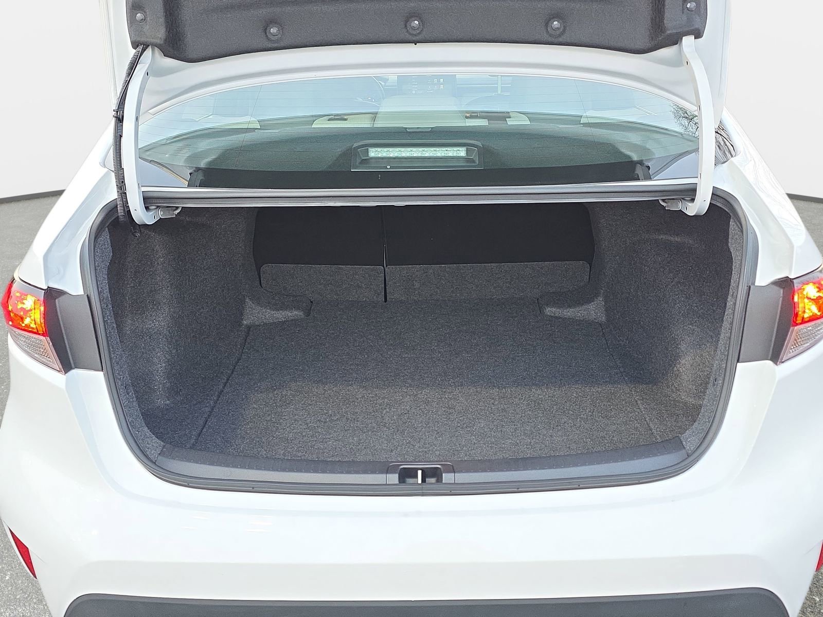 Used 2025 Toyota Corolla LE image 12