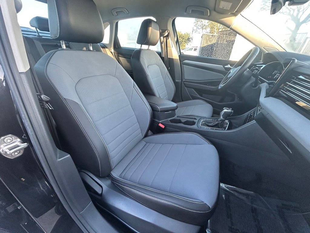 Used 2025 Volkswagen Jetta SE image 25
