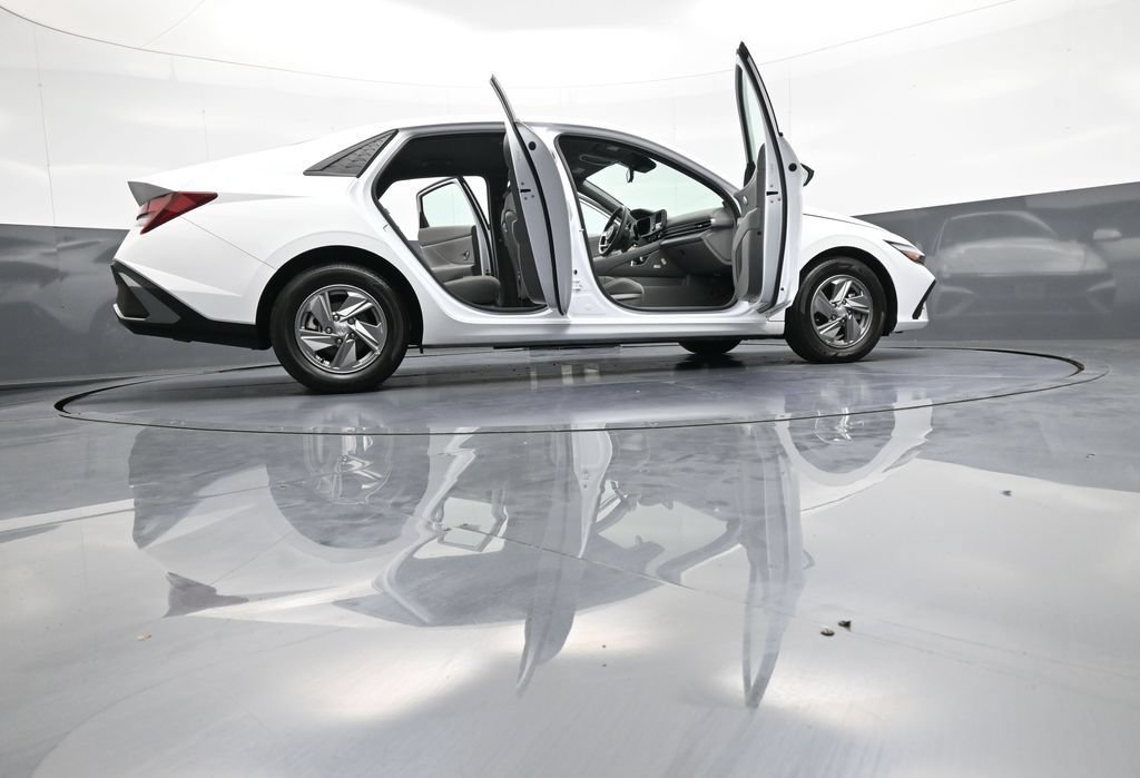 Certified 2025 Hyundai Elantra SE w/ Cargo Package FWD image 47