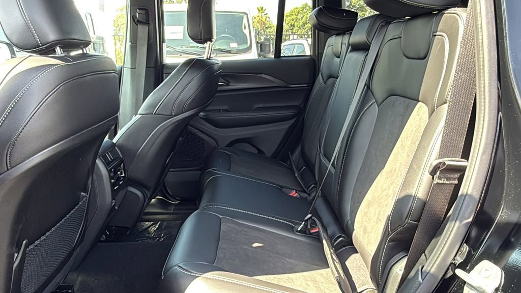 New 2025 Jeep Grand Cherokee Altitude image 14