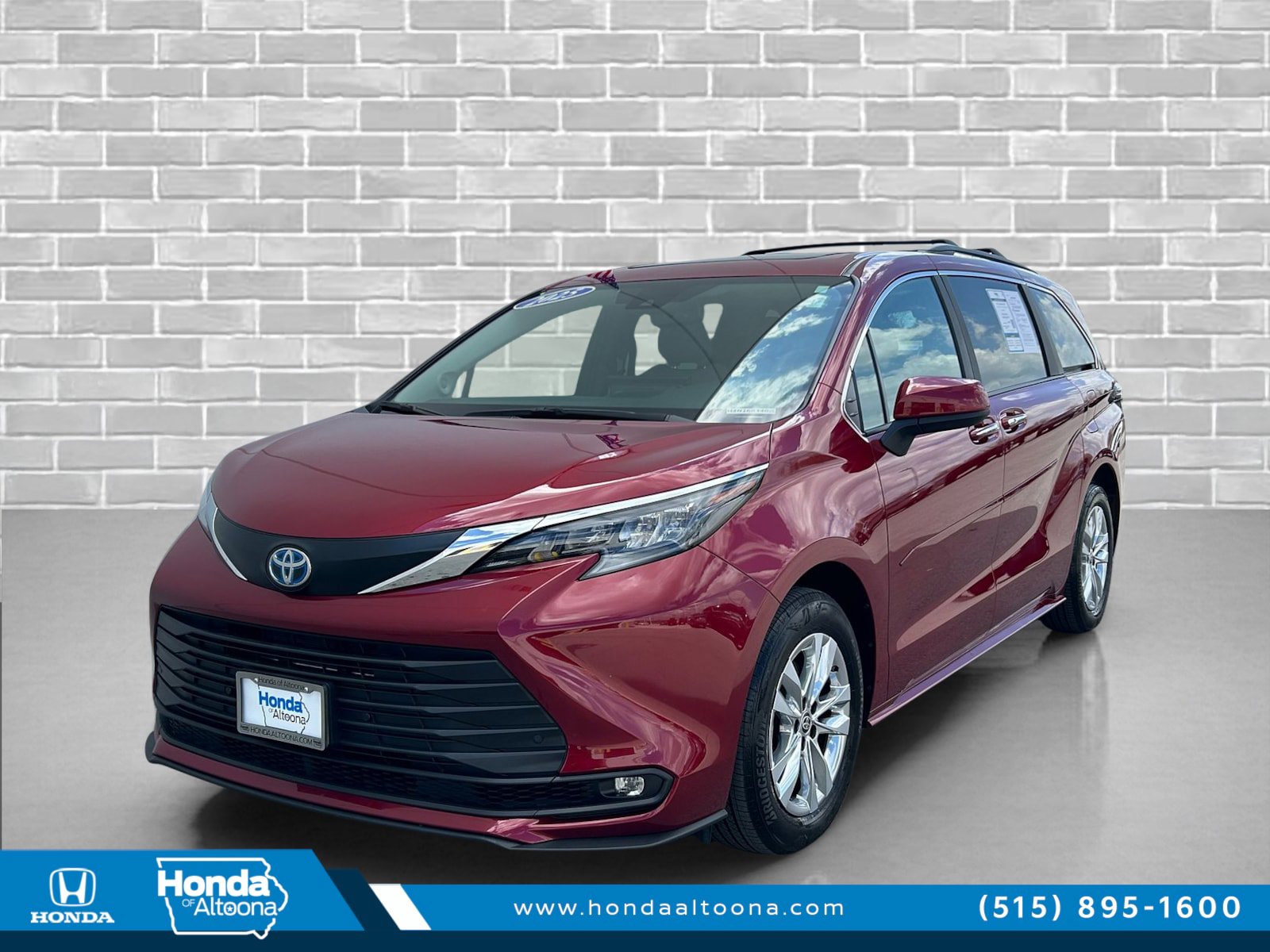 Used 2025 Toyota Sienna XLE w/ XLE Plus Package image 1