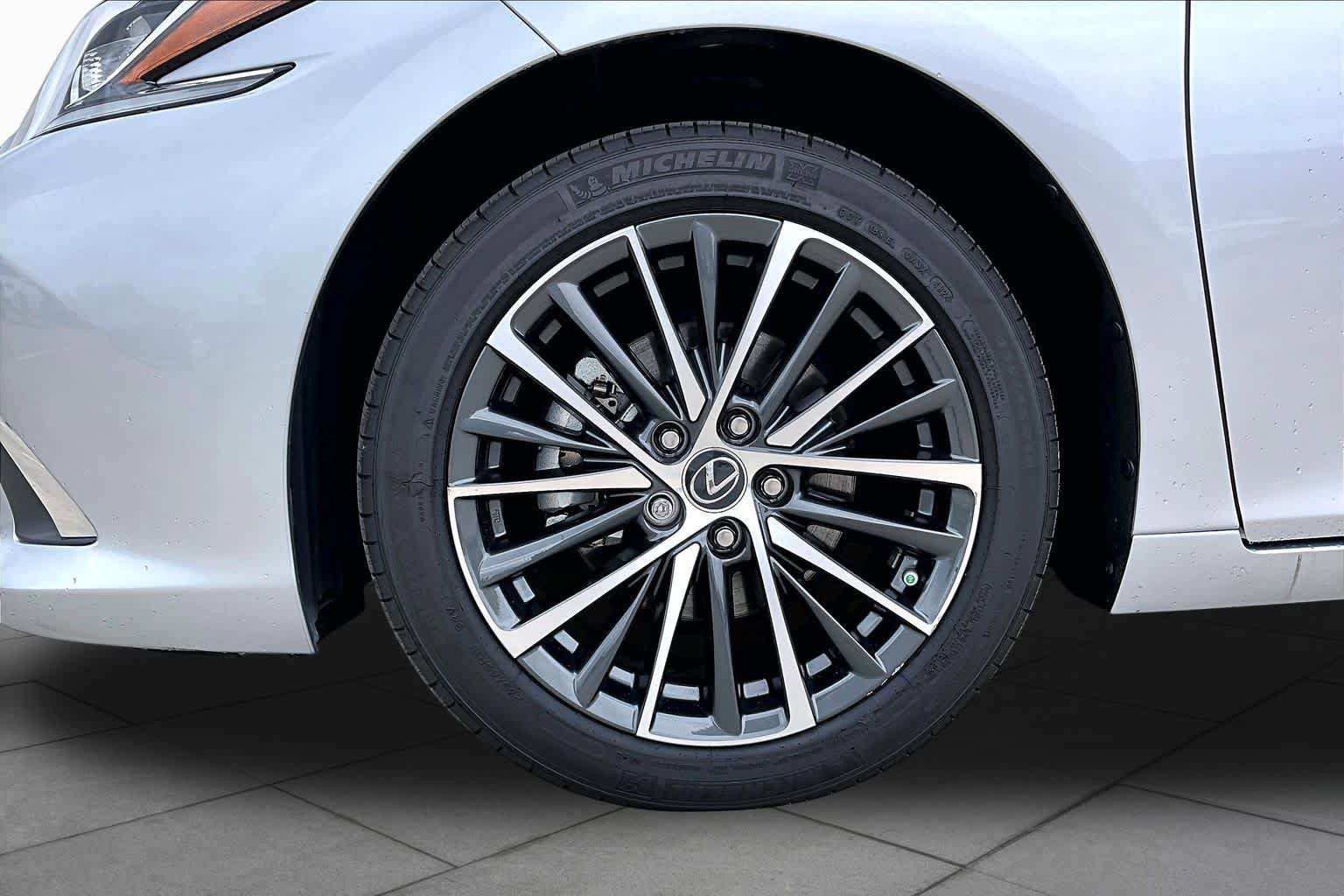 Used 2025 Lexus ES 300h w/ Premium Package image 11