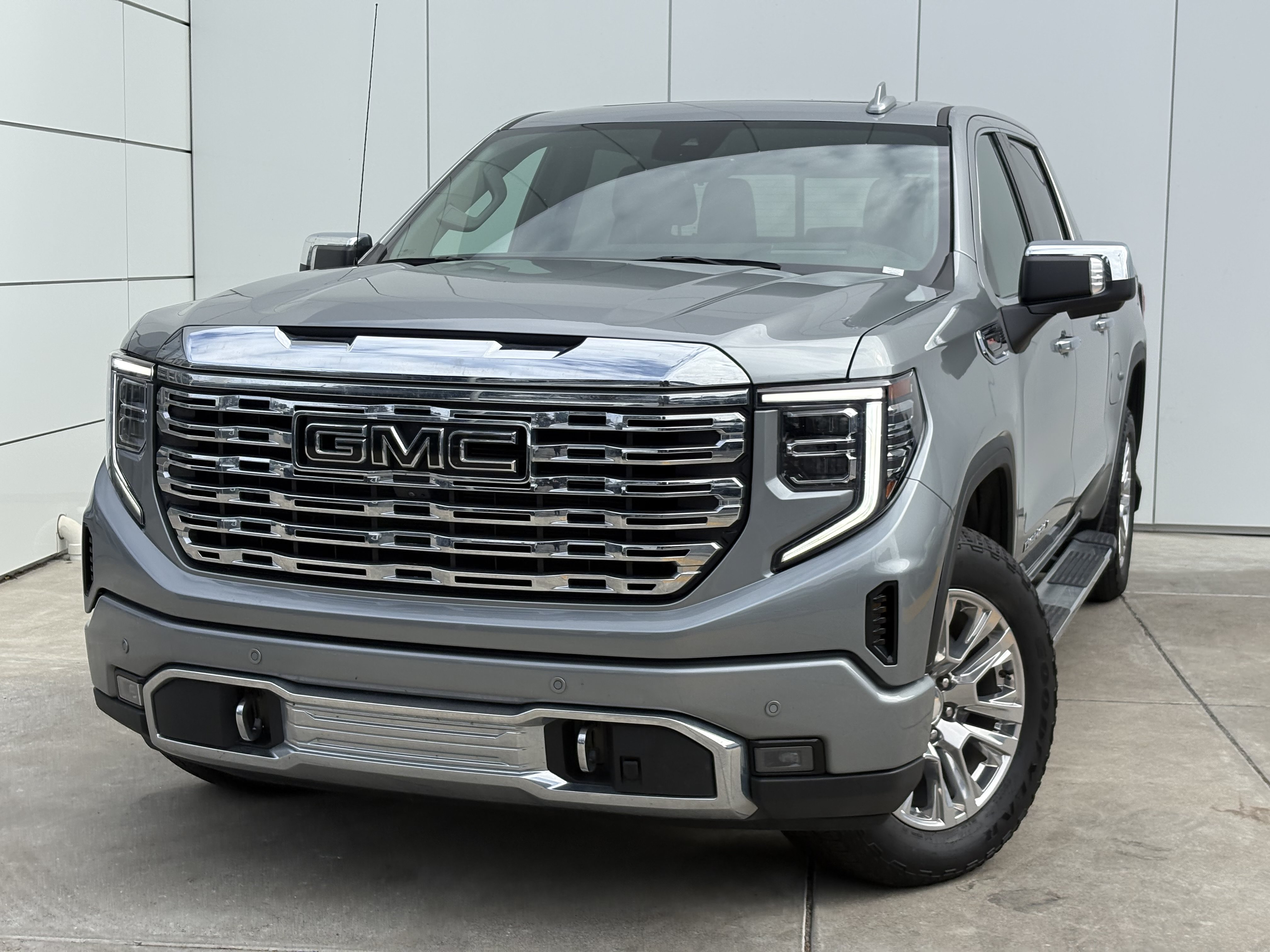 Used 2024 GMC Sierra 1500 Denali w/ Technology Package AWD/4WD image 1