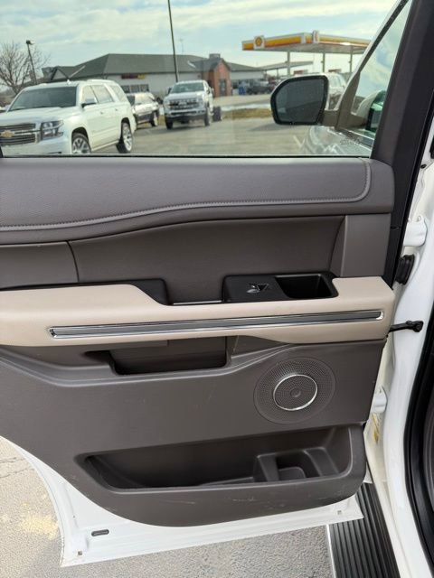 Used 2021 Ford Expedition XLT image 16