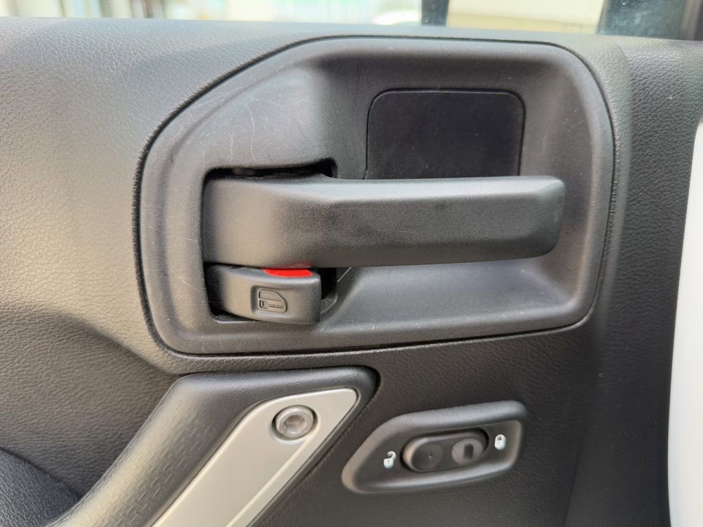 Used 2015 Jeep Wrangler Unlimited Rubicon w/ Connectivity Group AWD/4WD image 22