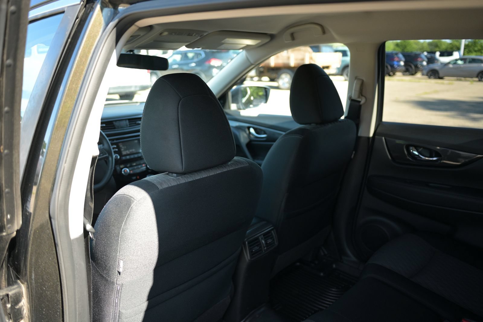 Used 2017 Nissan Rogue SV AWD/4WD image 33