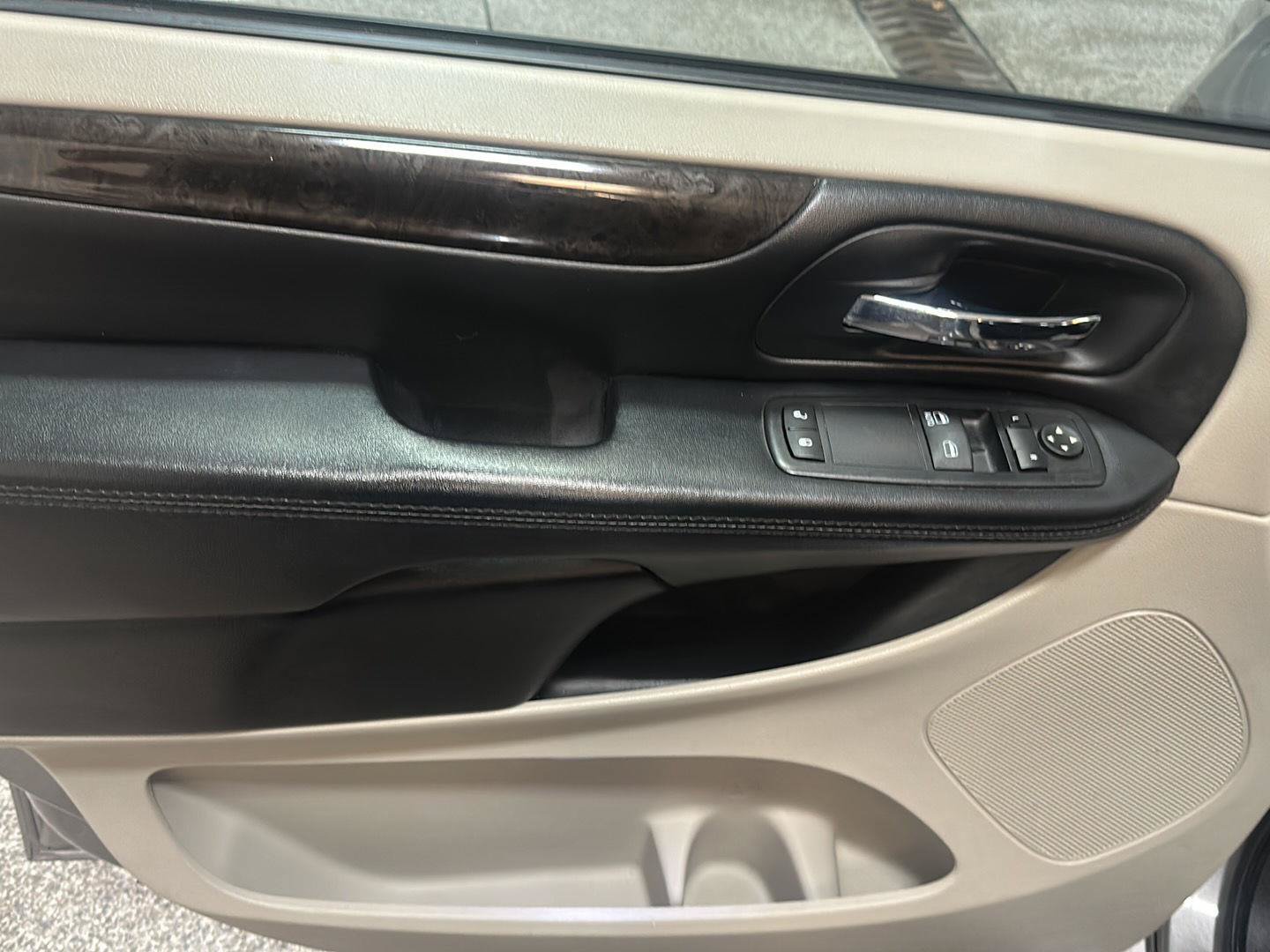 Certified 2016 Dodge Grand Caravan SE w/ Quick Order Package 29E SE FWD image 17