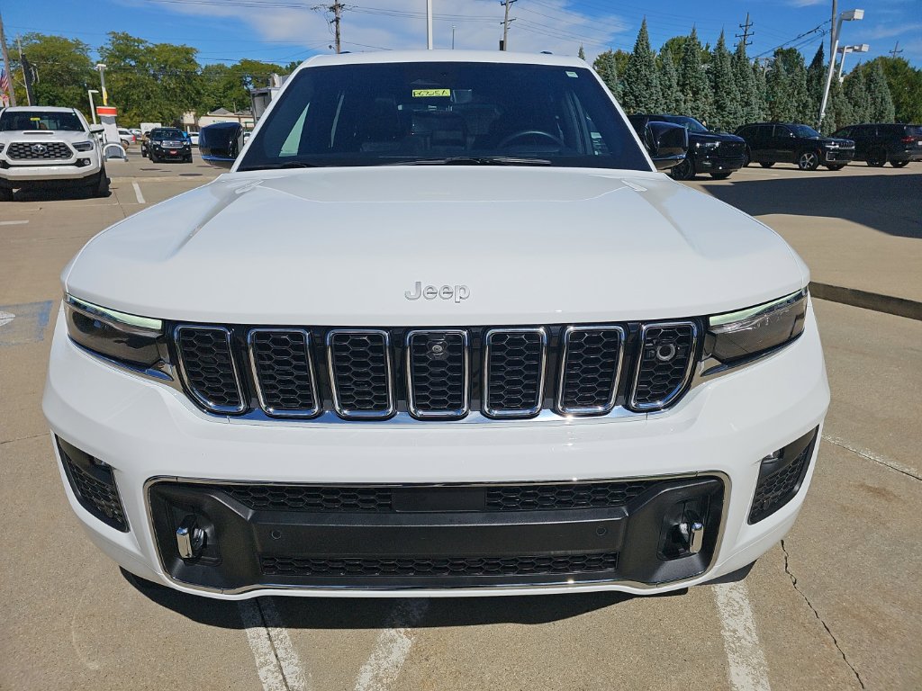 Certified 2025 Jeep Grand Cherokee Overland w/ Adv Protech Group III AWD/4WD image 5