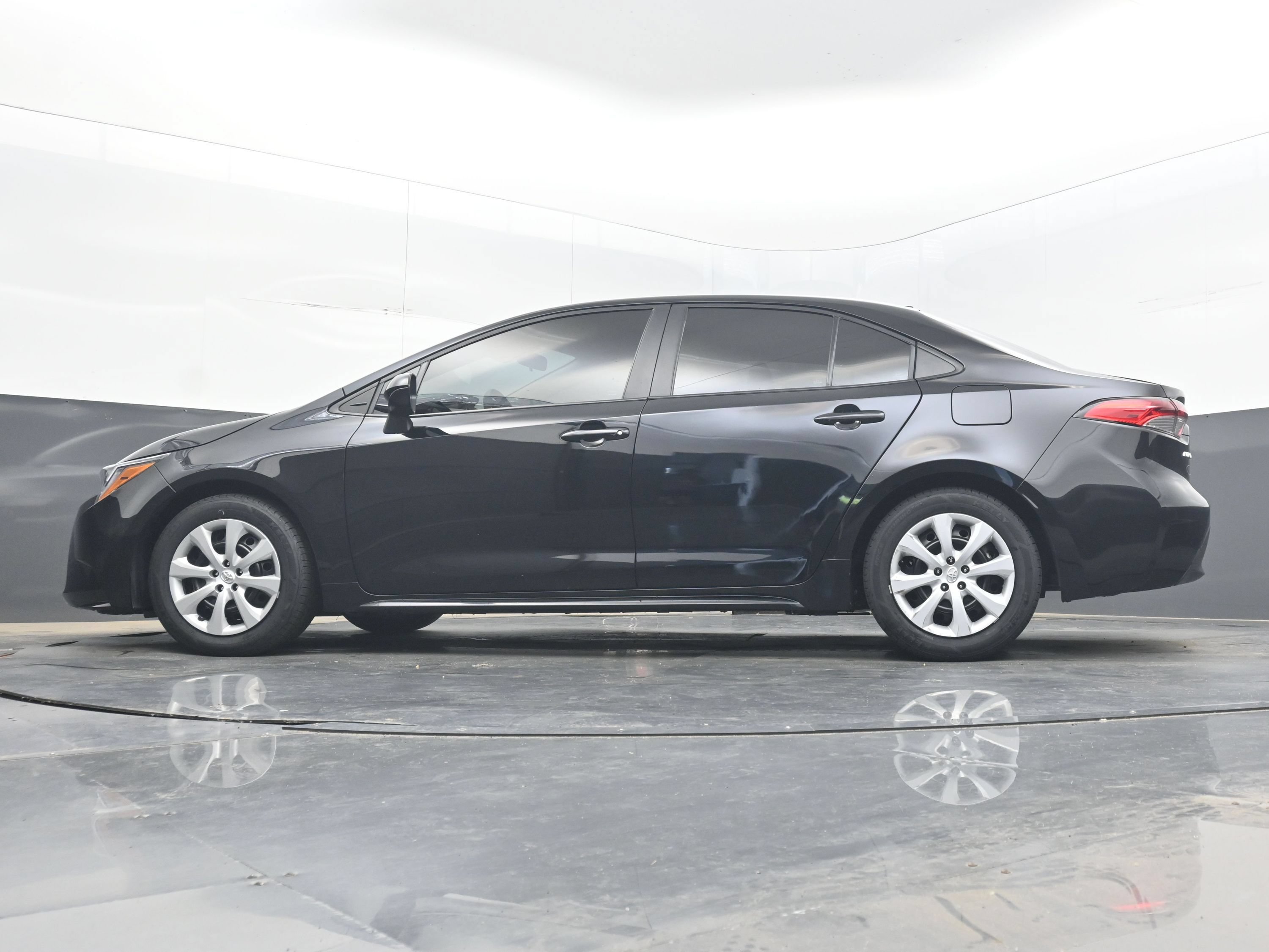 Used 2025 Toyota Corolla LE FWD image 27