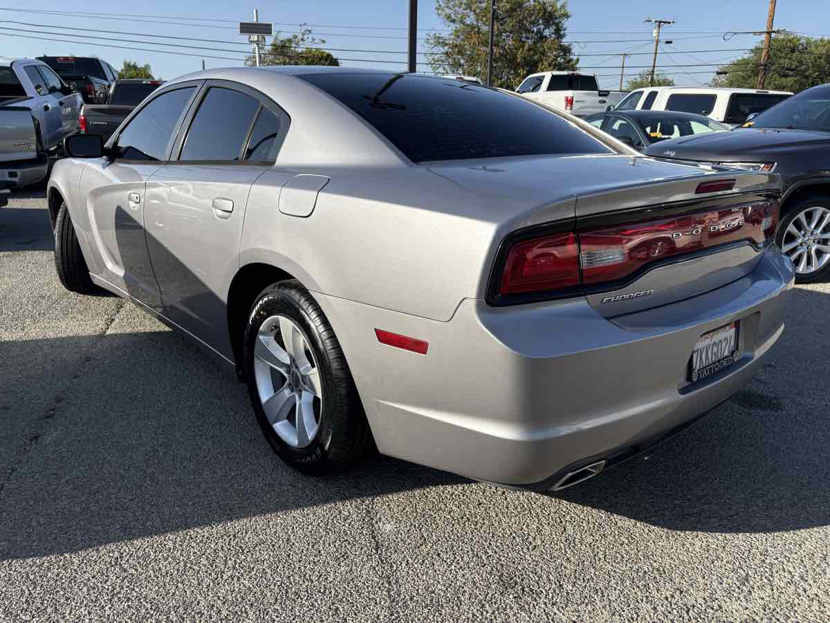 Used 2014 Dodge Charger SE RWD image 2