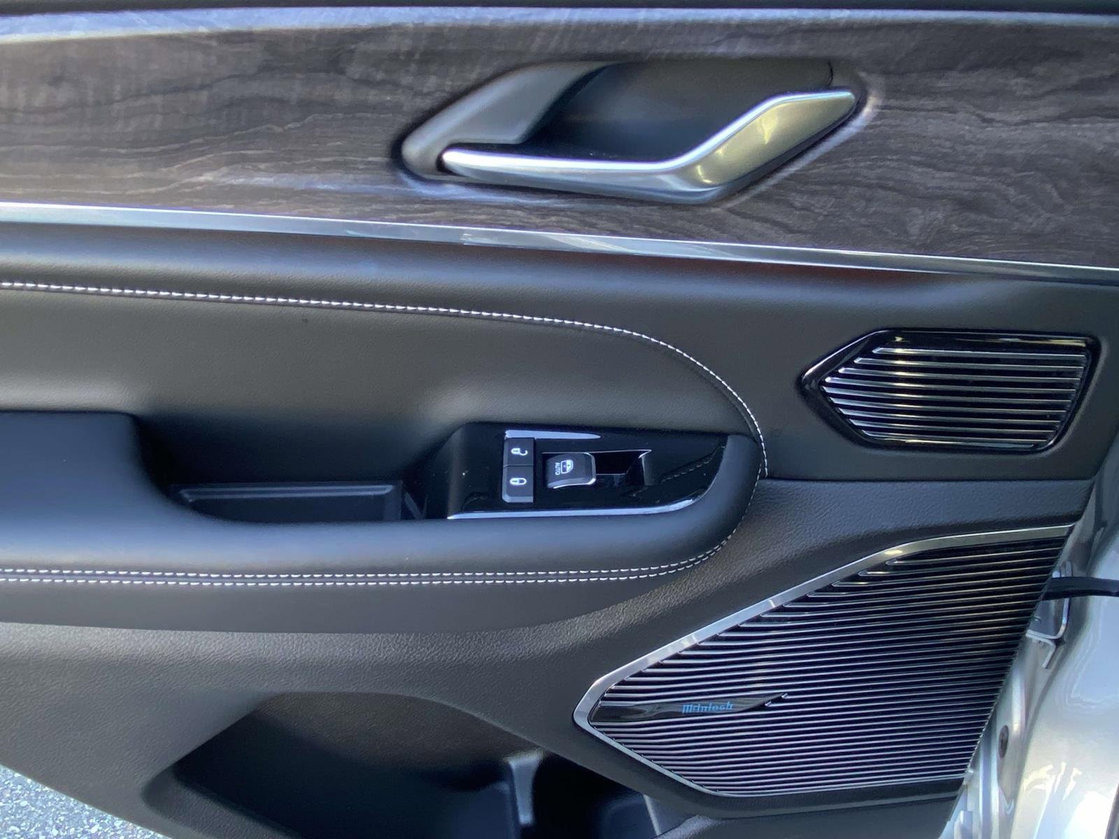 Used 2022 Jeep Grand Cherokee Overland w/ Luxury Tech Group IV image 14