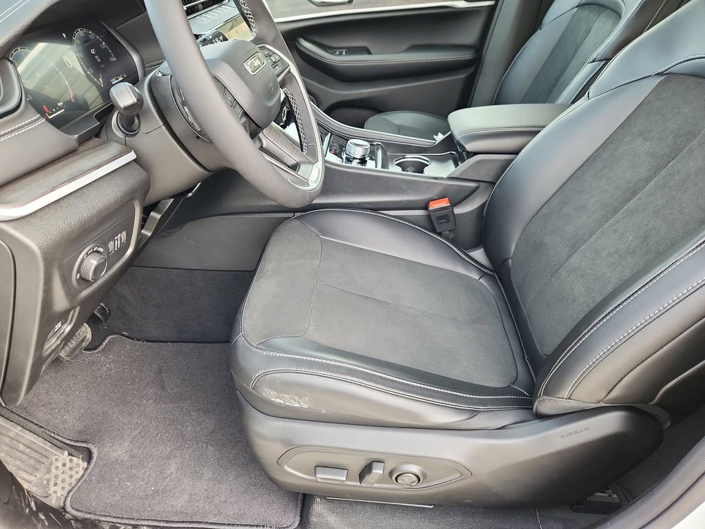 New 2026 Jeep Grand Cherokee Altitude image 7