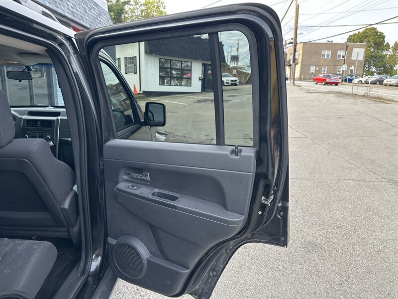 Used 2009 Jeep Liberty Sport w/ Popular Equipment Group AWD/4WD image 30
