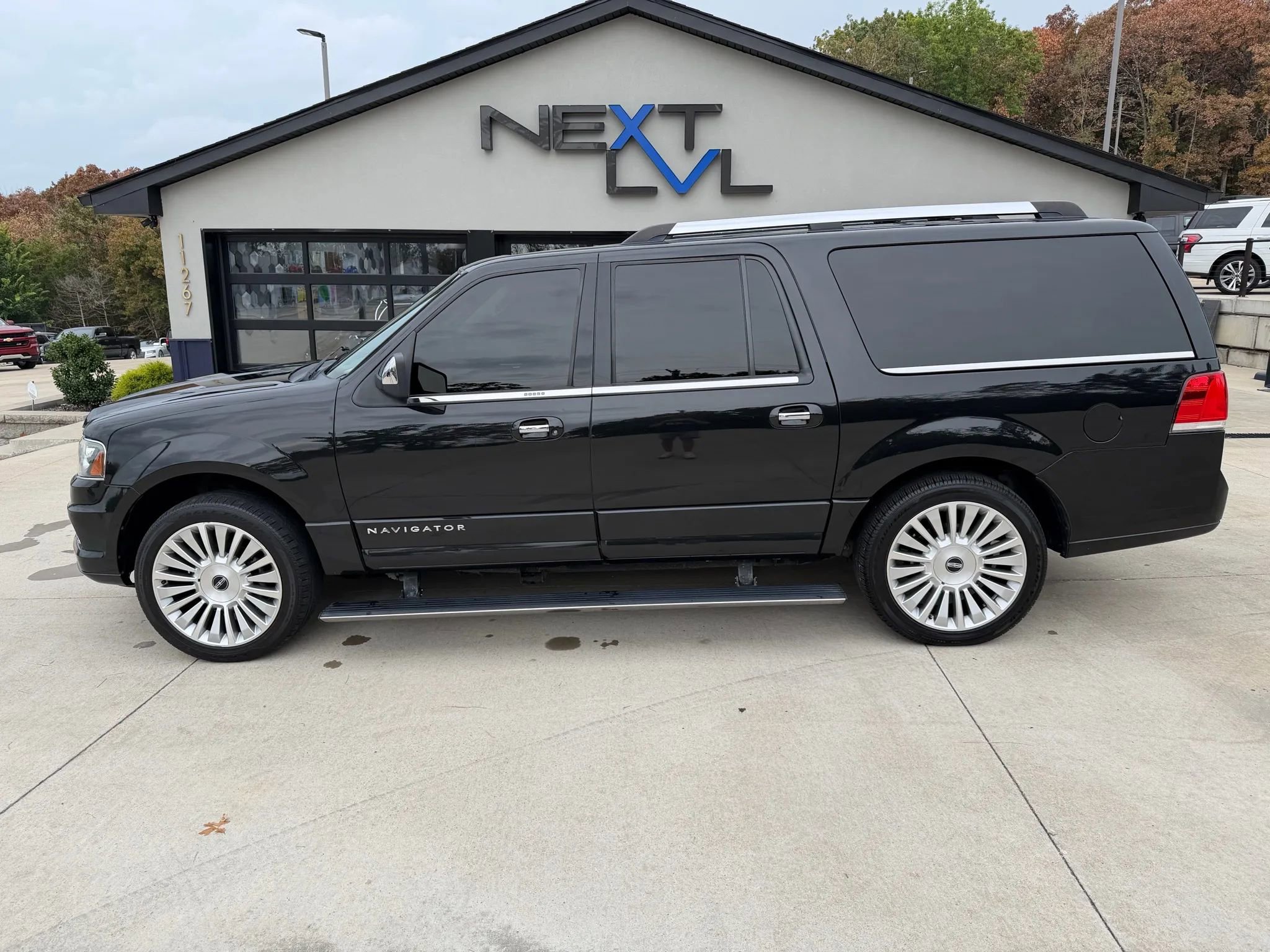 Used 2015 Lincoln Navigator L 4WD w/ Equipment Group 101A Reserve image 6