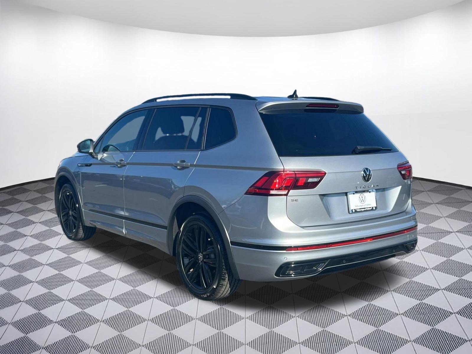 Used 2022 Volkswagen Tiguan SE R-Line FWD image 3